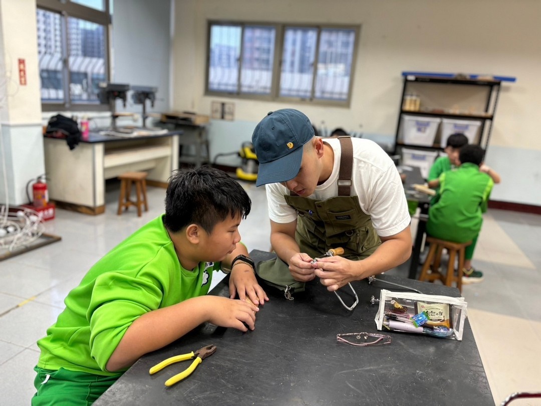 教師指導下的木工創作，在藝師指導下，學生專注進行木工操作，練習使用鉗具與細部修整，培養專注力與手作能力。